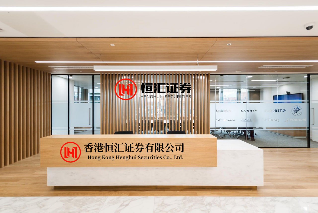 金垒配资 女子拍照举报高速路上20多辆车占应急车道！网友热议......